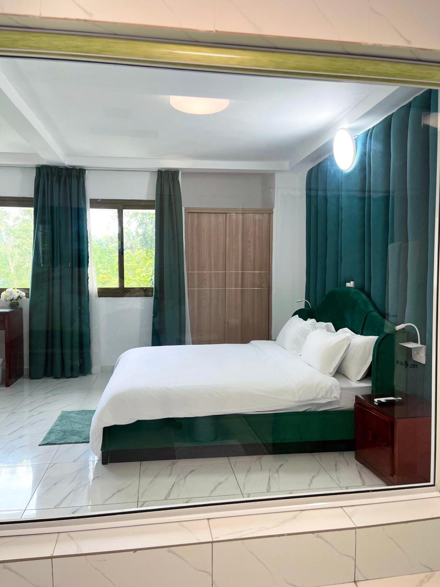 Hotel Le Vaisseau Abidjan Exterior foto